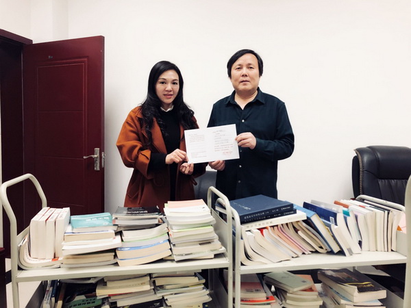 民革党员邓珊妮向湖南工业大学图书馆捐赠图?(1)_调整大小.jpg
