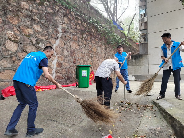 民革株洲市委会赴先锋社区开展联点共建“株事有礼·文明实践微服务”志愿活?(6).jpg