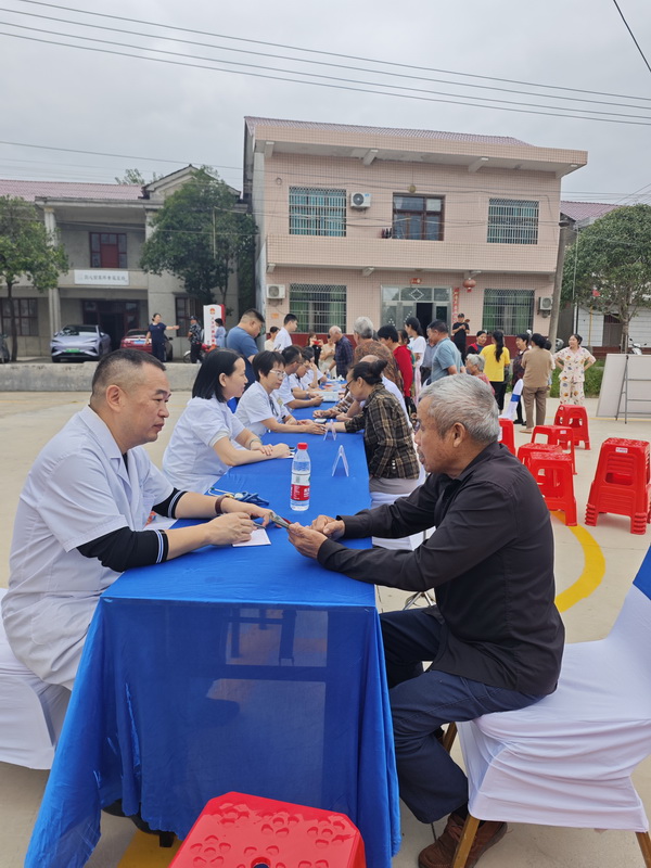 社会服务延伸基层——醴陵民革“公益集市”走进板杉镇寨下?(1)_调整大小.jpg