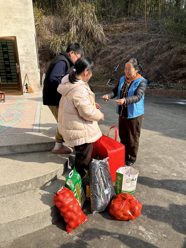 【简讯】民革党员王辉平参加红满株洲·牵手计划之欢欢喜喜过大年 冬日送温暖活?(2).jpg