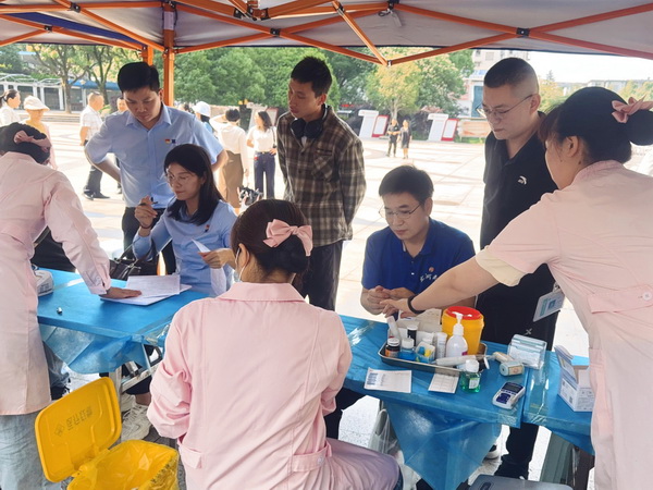 公益献血 十年接力 民革株洲市委会开展“让生命延续・让爱奔腾”公益献血活动 (3).jpg