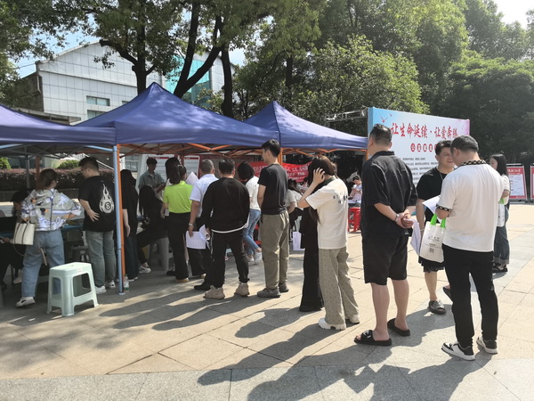 公益献血 十年接力 民革株洲市委会开展“让生命延续・让爱奔腾”公益献血活动 (19).jpg