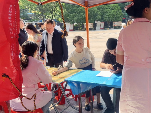 公益献血 十年接力 民革株洲市委会开展“让生命延续・让爱奔腾”公益献血活动 (2).jpg