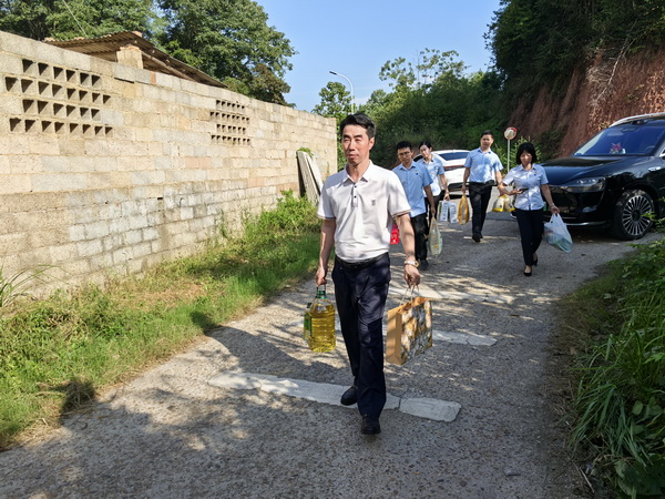 民革株洲市委会机关支部走访慰问困难群?(7).jpg