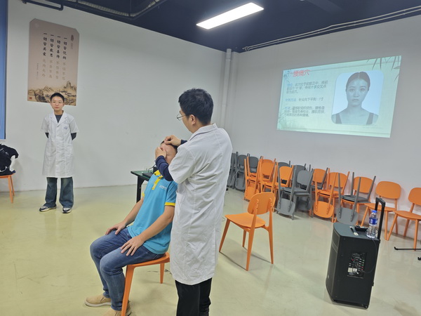 民革中心医院支部健康科普进企业，平衡针法为员工“减负减压?(1).jpg