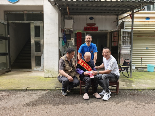 【简讯】民革株洲市委会党员代表与关爱老兵志愿者看望抗战老兵袁寿�? 共庆袁�?02岁寿�?(2).jpg