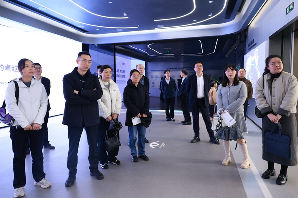 观科创硕果，践民革初心——民革株洲市电力机车厂支部赴时代新材开展主题日活动 (3).jpg