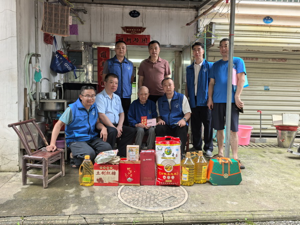 民革株洲市委会开展“博爱·牵手——关爱抗战老兵”端午慰问活�?(4).jpg