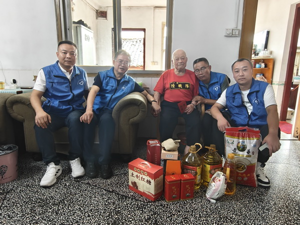 民革株洲市委会开展“博爱·牵手——关爱抗战老兵”端午慰问活�?(3).jpg